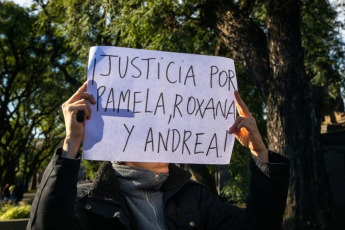 Buenos Aires, Argentina.- En las fotos, familiares y activistas despidieron los restos de Roxana Figueroa, Andrea Amarante y Pamela Cobbas, en un velorio en el barrio porteño de Barracas y luego en el cementerio de Chacarita el 26 de junio del 2024. Las tres mujeres lesbianas fueron asesinadas en mayo en un hotel familiar de Barracas, la despedida se realizó bajo el reclamo “Fue lesbicidio”.