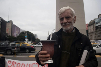 Buenos Aires, Argentina.- In the photos, yerbate producers from the province of Misiones planted yerba in front of the Obelisk, to draw attention to the crisis in the sector, after meeting with national authorities at the Casa Rosada on June 5, 2024. The producers demand that an authority be appointed in the INYM (National Institute of Yerba Mate) to be able to “regulate” prices, and that the import of the product from Brazil and Paraguay cease.