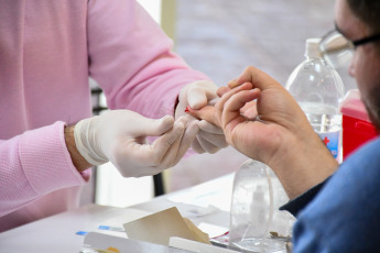 San Juan, Argentina.- En las fotos, autoridades sanitarias realizan testeos rápidos en conmemoración del Día Nacional de la Prueba de VIH en San Juan, Argentina el 27 de junio del 2024. Con gran participación, la actividad central fue promover la realización de la prueba de VIH, a través de test rápidos seguros, gratuitos y confidenciales.