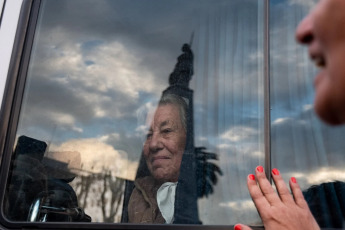 Buenos Aires, Argentina.- En las fotos, argentinos se movilizaron a Plaza de Mayo para reclamar la liberación de las personas que continúan detenidos por los incidentes en Plaza Congreso el 18 de junio del 2024. La jueza federal dispuso la liberación de 11 de las 16 personas que seguían detenidas por los incidentes que se produjeron el pasado 12 de junio en Plaza Congreso, durante el debate de Ley Bases, según confirmaron fuentes judiciales.