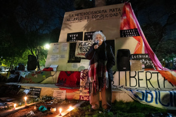 Buenos Aires, Argentina.- En las fotos, a un mes del triple lesbicidio, se llevó a cabo una marcha a la Plazoleta Quinquela Martin (Barracas) el 6 de junio del 2024. Los manifestantes exigen justicia por las víctimas Pamela, Roxana y Andrea, y asistencia y justicia para Sofía, la única sobreviviente. Dos parejas fueron víctimas de un crimen de odio incendiario en una pensión el pasado 6 de mayo.