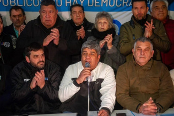 Buenos Aires, Argentina.- En las fotos, un amplio sector gremial y político llamó frente al Congreso a defender la soberanía y rechazar la Ley Bases el 26 de junio del 2024. La conferencia congregó a distintos espacios del movimiento sindical que instaron a seguir defendiendo las empresas públicas y rechazando la Ley Bases impulsada por el Gobierno nacional y que se tratará este jueves en la Cámara baja, además pidieron dar de baja el Impuesto a las Ganancias.