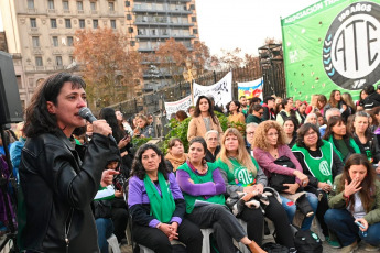 Buenos Aires, Argentina.- En las fotos, cientos de personas se reunieron frente al Congreso de la Nación en apoyo a trabajadoras y trabajadores del ex Ministerio de Mujeres, Géneros y Diversidad el 11 de junio del 2024. Se celebró una asamblea abierta organizada ante el anuncio del cierre de la Subsecretaría de Prevención contra la Violencia de Género y el desmantelamiento de políticas de este área.