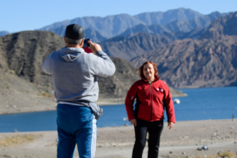 San Juan, Argentina.- En las fotos, las personas visitan zonas turísticas de San Juan, Argentina el 20 de junio del 2024. La Confederación Argentina de la Mediana Empresa (CAME) informó que durante el fin de semana largo del 17 de junio hubo una caída del turismo del 64,3% en comparación con el 2023. El 17 de junio, viajaron 802 mil personas y gastaron $81.464 millones (peso argentino).