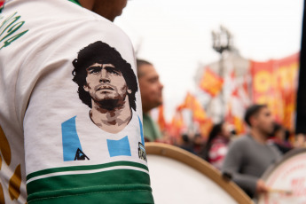 Buenos Aires, Argentina.- En la foto del 12 de junio de 2024, los alrededores del Congreso de la Nación se convirtieron en un campo de batalla en el que chocaron manifestantes y fuerzas de seguridad durante toda la tarde de este miércoles 12 de junio. Organizaciones sociales, piqueteras, de izquierda, peronistas, de derechos humanos, asambleas barriales y sindicatos se manifestaron en rechazo a la Ley Bases que se debate en el Senado. El objetivo del ataque fue interrumpir la sesión.