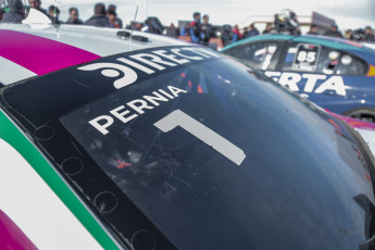 San Juan, Argentina.- En las fotos, durante la quinta fecha del TC 2000, que se disputó en el autódromo sanjuanino del Villicum, Argentina el 23 de junio del 2024. Tiago Pernía (Renault), de 22 años se quedó con las dos finales disputadas en el circuito de El Villicum. Completaron el podio Bernardo Llaver (Honda) y Leonel Pernía (Renault).