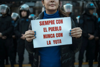 Buenos Aires, Argentina.- In the photos, Argentines mobilized to Plaza de Mayo to demand the release of the people who continue to be detained due to the incidents in Plaza Congreso on June 18, 2024. The federal judge ordered the release of 11 of the 16 people who were still detained for the incidents that occurred on June 12 in Plaza Congreso, during the debate on the Bases Law, as confirmed by judicial sources.