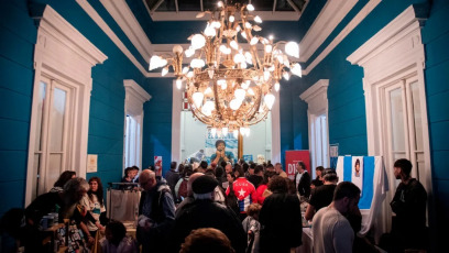 Buenos Aires, Argentina.- En las fotos, las personas participan de la tercera edición de la denominada ”Peña Maradoniana", en el Día del Futbolista en el Palacio El Victorial, del barrio de San Telmo de Buenos Aires, Argentina el 22 de junio del 2024. El acto homenaje a Diego Armando Maradona, fue un evento multidisciplinario dedicado a realzar la figura del ’10’, el idolo popular más grande de la Argentina.