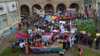 Rosario, Argentina.- En las fotos, organizaciones y activistas participaron del VI Encuentro Nacional LGTBIQNB+ en Rosario, Argentina el 23 de junio del 2024. Desde distintos sitios del país, se consensuaron como prioridades en su agenda en común, el reclamo de justicia por la Masacre de Barracas; el fin de la impunidad judicial; el rechazo a la Ley Bases, al DNU 70/2023 y el desfinanciamiento de las políticas públicas de reparación y promoción a las diversidades; la sanción de una ley que desaliente y condene a la discriminación por identidad y expresión de género y de otra que amplíe derechos a las personas trans; el respeto al cupo laboral en el Estado nacional.