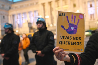 Buenos Aires, Argentina.- En la foto, el movimiento de las mujeres y diversidades se movilizó masivamente al Congreso de Buenos Aires el 3 de junio del 2024. La marcha anual 'Ni una menos' -la primera de la era Milei- , contó con la participación de miles de personas bajo consignascomo “con hambre, odio y racismo colonial no hay Ni Una Menos” y “Abajo la Ley Bases y el DNU”.