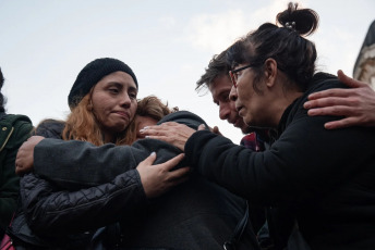 Buenos Aires, Argentina.- En las fotos, argentinos se movilizaron a Plaza de Mayo para reclamar la liberación de las personas que continúan detenidos por los incidentes en Plaza Congreso el 18 de junio del 2024. La jueza federal dispuso la liberación de 11 de las 16 personas que seguían detenidas por los incidentes que se produjeron el pasado 12 de junio en Plaza Congreso, durante el debate de Ley Bases, según confirmaron fuentes judiciales.