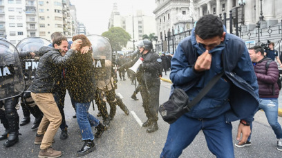 Buenos Aires, Argentina.- En la foto del 12 de junio de 2024, en el marco de la discusión por la votación de la Ley Bases en el Senado de la Nación se desplegó en un fuerte operativo policial que terminó en un duro enfrentamiento con las organizaciones sociales y políticas que se manifestaban en desacuerdo con el proyecto. Entre los heridos por el gas pimienta que la policía utilizó estuvieron algunos de los legisladores pertenecientes a Unión por la Patria (UP).