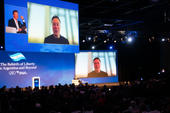 Buenos Aires, Argentina.- En la foto del 12 de junio de 2024, el empresario multimillonario Elon Musk participó este miércoles, junto al presidente Javier Milei, del foro liberal organizado por la Fundación Libertad y Progreso y por analistas del think tank estadounidense Cato Institute. El evento, comenzó el martes en el Hotel Hilton y contó con la asistencia del magnate vía zoom, y fue transmitido en vivo a los millones de usuarios de la red social X, propiedad del sudafricano. Durante las jornadas del martes y miércoles, se congregaran los asistentes a la presentación “El Renacer de la Libertad en la Argentina y el mundo”. El Hilton es el punto de encuentro para los referentes liberales, que compartirán una disertación virtual del millonario dueño de Tesla, así como el discurso de cierre a cargo del mandatario argentino. El principal orador del foro fue Milei, no obstante, ambos líderes captaran el protagonismo durante el evento, por la relación de afinidad que forjaron mediantes las redes. Y fundamentalmente porque el magnate no solo disertó sobre temas de su especialidad, como las nuevas tecnologías e inteligencia artificial, sino que además hizo un breve análisis de los primeros seis meses de Gobierno libertario y el impacto de sus medidas económicas, a nivel global.