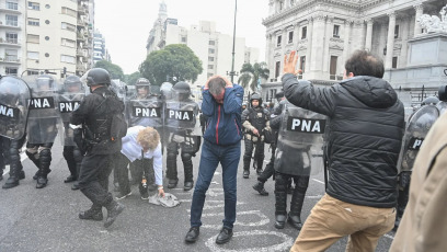 Buenos Aires, Argentina.- En la foto del 12 de junio de 2024, en el marco de la discusión por la votación de la Ley Bases en el Senado de la Nación se desplegó en un fuerte operativo policial que terminó en un duro enfrentamiento con las organizaciones sociales y políticas que se manifestaban en desacuerdo con el proyecto. Entre los heridos por el gas pimienta que la policía utilizó estuvieron algunos de los legisladores pertenecientes a Unión por la Patria (UP).