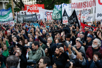 Buenos Aires, Argentina.- In the photos, Argentines mobilized to Plaza de Mayo to demand the release of the people who continue to be detained due to the incidents in Plaza Congreso on June 18, 2024. The federal judge ordered the release of 11 of the 16 people who were still detained for the incidents that occurred on June 12 in Plaza Congreso, during the debate on the Bases Law, as confirmed by judicial sources.