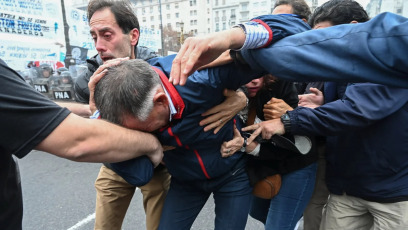 Buenos Aires, Argentina.- En la foto del 12 de junio de 2024, en el marco de la discusión por la votación de la Ley Bases en el Senado de la Nación se desplegó en un fuerte operativo policial que terminó en un duro enfrentamiento con las organizaciones sociales y políticas que se manifestaban en desacuerdo con el proyecto. Entre los heridos por el gas pimienta que la policía utilizó estuvieron algunos de los legisladores pertenecientes a Unión por la Patria (UP).