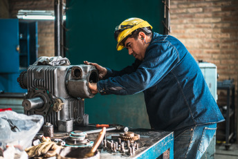 San Juan, Argentina.- In the photos, construction workers are seen working in the city of San Juan, Argentina on July 31, 2024. Between January and June of this year, the loss of private sector jobs amounted to 177,000 cases. This was determined by a report prepared by the Center for Argentine Political Economy (CEPA). In the comparison between the first quarter of this year with the same period in 2023, the destruction of jobs in the sector amounted to 140,000 cases.