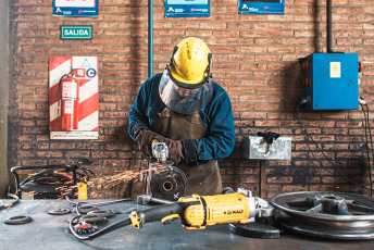 San Juan, Argentina.- In the photos, construction workers are seen working in the city of San Juan, Argentina on July 31, 2024. Between January and June of this year, the loss of private sector jobs amounted to 177,000 cases. This was determined by a report prepared by the Center for Argentine Political Economy (CEPA). In the comparison between the first quarter of this year with the same period in 2023, the destruction of jobs in the sector amounted to 140,000 cases.