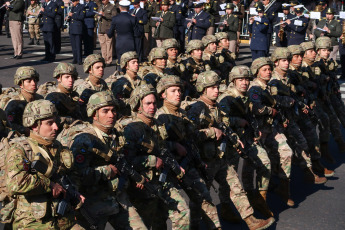 Buenos Aires, Argentina.- En las fotos, el Gobierno argentino realizó un gran despliegue militar con más de 7.000 efectivos de distintas fuerzas, 70 vehículos de combate y 62 aeronaves protagonizaron la mayor exhibición militar en décadas en Buenos Aires el 9 de julio del 2024. Javier Milei recuperó una tradición interrumpida en los últimos cuatro años, con un gran desfile que incluía elementos de la Infantería, la Gendarmería Nacional y la Policía Federal Argentina, entre otras fuerzas.