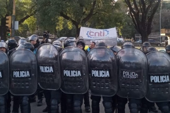 Buenos Aires, Argentina.- En las fotos, la Asociación de Trabajadores del Estado (ATE) realizó una protesta en todos los organismos públicos y ministerios el 1 de julio del 2024. Los manifestantes denuncian que en las últimas horas se produjeron 2305 despidos en el sector. La protesta fue reprimida por efectivos policiales y se registraron al menos dos detenciones.