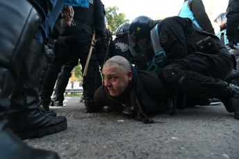 Buenos Aires, Argentina.- In the photos, the Association of State Workers (ATE) held a protest in all public organizations and ministries on July 1, 2024. The protesters denounce that in the last hours there were 2,305 layoffs in the sector. The protest was repressed by police officers and at least two arrests were recorded.