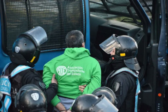 Buenos Aires, Argentina.- In the photos, the Association of State Workers (ATE) held a protest in all public organizations and ministries on July 1, 2024. The protesters denounce that in the last hours there were 2,305 layoffs in the sector. The protest was repressed by police officers and at least two arrests were recorded.