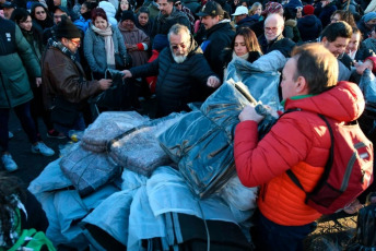 Buenos Aires, Argentina.- En las fotos, diversas organizaciones sociales, de derechos humanos y políticas, sindicatos y personas en situación de calle reclamaron la declaración de la emergencia para quienes se encuentran en esa situación el 8 de julio del 2024. El reclamo se da, después de la difusión de la noticia de que en las últimas dos semanas seis personas murieron a causa del frío en el ámbito de la Ciudad de Buenos Aires.