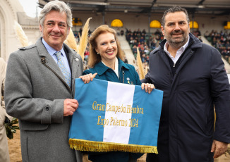 Buenos Aires, Argentina.- En las fotos, la Ministra de Relaciones Exteriores, Diana Mondino (centro), participa de la Exposición Rural de Palermo en Buenos Aires, Argentina el 22 de julio del 2024. La consagración de los primeros Grandes Campeones en la Expo Rural 2024 arrancó con la raza Braford. El Gran Campeón Macho fue para “Pehuajó”, de la cabaña Los Orígenes, de El Riachuelo, Corrientes. En cuando hace las hembras, la Gran Campeón fue para un ejemplar de la cabaña santafesina Los Guasunchos, del Grupo Werthein, provincia de Buenos Aires.