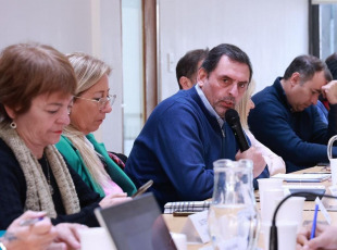 Buenos Aires, Argentina.- En las fotos, miembros del Frente de Unidad Docente Bonaerense (FUDB) participaron en un encuentro convocado por el Gobierno bonaerense de Axel Kiciloff y en el debate de la Comisión Paritaria Salarial Docente en la sede platense de la cartera de Trabajo el 3 de julio del 2024. Durante el encuentro, se analizó con el Gobierno de la provincia la necesidad de “una urgente convocatoria a paritarias” en “un contexto económico crítico como consecuencia del ajuste practicado por el Ejecutivo nacional”, informaron los gremios.