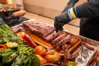 Buenos Aires, Argentina.- Las fotos, las personas participan de un evento por el Día de la Carne Vacuna en Buenos Aires, Argentina el 1 de julio del 2024. En los últimos cuatro meses, la demanda china de carne argentina cayó más de 35% y en el total de las ventas argentinas, la incidencia de China cayó por debajo del 70%, de acuerdo al último informe del Consorcio de Exportadores de Carnes Argentinas (ABC). Del 100