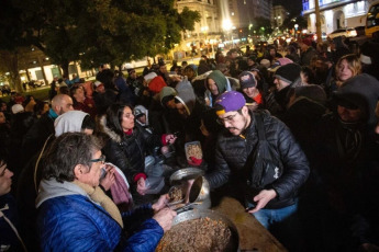 Buenos Aires, Argentina.- En las fotos, diversas organizaciones sociales, de derechos humanos y políticas, sindicatos y personas en situación de calle reclamaron la declaración de la emergencia para quienes se encuentran en esa situación el 8 de julio del 2024. El reclamo se da, después de la difusión de la noticia de que en las últimas dos semanas seis personas murieron a causa del frío en el ámbito de la Ciudad de Buenos Aires.