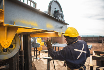 San Juan, Argentina.- En las fotos, trabajadores de la construcción son vistos trabajando en la ciudad de San Juan, Argentina el 31 de julio del 2024. Entre enero y junio de este año, la pérdida de los puestos de trabajo del sector privado ascendió a los 177.000 casos. Así lo determinó un informe elaborado por el Centro de Economía Política Argentina (CEPA). En la comparación entre el primer trimestre de este año con el mismo período de 2023, la destrucción de puestos en el sector ascendió a los 140.000 casos.