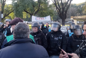 Buenos Aires, Argentina.- En las fotos, la Asociación de Trabajadores del Estado (ATE) realizó una protesta en todos los organismos públicos y ministerios el 1 de julio del 2024. Los manifestantes denuncian que en las últimas horas se produjeron 2305 despidos en el sector. La protesta fue reprimida por efectivos policiales y se registraron al menos dos detenciones.