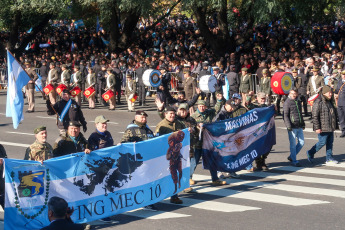 Buenos Aires, Argentina.- En las fotos, el Gobierno argentino realizó un gran despliegue militar con más de 7.000 efectivos de distintas fuerzas, 70 vehículos de combate y 62 aeronaves protagonizaron la mayor exhibición militar en décadas en Buenos Aires el 9 de julio del 2024. Javier Milei recuperó una tradición interrumpida en los últimos cuatro años, con un gran desfile que incluía elementos de la Infantería, la Gendarmería Nacional y la Policía Federal Argentina, entre otras fuerzas.