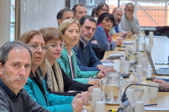 Buenos Aires, Argentina.- En las fotos, miembros del Frente de Unidad Docente Bonaerense (FUDB) participaron en un encuentro convocado por el Gobierno bonaerense de Axel Kiciloff y en el debate de la Comisión Paritaria Salarial Docente en la sede platense de la cartera de Trabajo el 3 de julio del 2024. Durante el encuentro, se analizó con el Gobierno de la provincia la necesidad de “una urgente convocatoria a paritarias” en “un contexto económico crítico como consecuencia del ajuste practicado por el Ejecutivo nacional”, informaron los gremios.