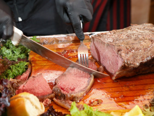 Buenos Aires, Argentina.- Las fotos, las personas participan de un evento por el Día de la Carne Vacuna en Buenos Aires, Argentina el 1 de julio del 2024. En los últimos cuatro meses, la demanda china de carne argentina cayó más de 35% y en el total de las ventas argentinas, la incidencia de China cayó por debajo del 70%, de acuerdo al último informe del Consorcio de Exportadores de Carnes Argentinas (ABC). Del 100