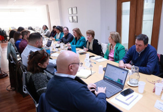 Buenos Aires, Argentina.- En las fotos, miembros del Frente de Unidad Docente Bonaerense (FUDB) participaron en un encuentro convocado por el Gobierno bonaerense de Axel Kiciloff y en el debate de la Comisión Paritaria Salarial Docente en la sede platense de la cartera de Trabajo el 3 de julio del 2024. Durante el encuentro, se analizó con el Gobierno de la provincia la necesidad de “una urgente convocatoria a paritarias” en “un contexto económico crítico como consecuencia del ajuste practicado por el Ejecutivo nacional”, informaron los gremios.