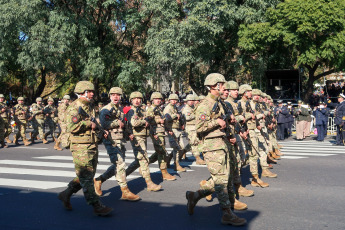 Buenos Aires, Argentina.- En las fotos, el Gobierno argentino realizó un gran despliegue militar con más de 7.000 efectivos de distintas fuerzas, 70 vehículos de combate y 62 aeronaves protagonizaron la mayor exhibición militar en décadas en Buenos Aires el 9 de julio del 2024. Javier Milei recuperó una tradición interrumpida en los últimos cuatro años, con un gran desfile que incluía elementos de la Infantería, la Gendarmería Nacional y la Policía Federal Argentina, entre otras fuerzas.