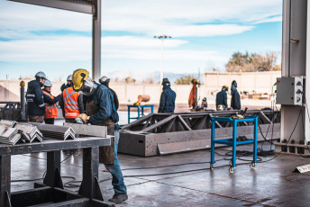 San Juan, Argentina.- En las fotos, trabajadores de la construcción son vistos trabajando en la ciudad de San Juan, Argentina el 31 de julio del 2024. Entre enero y junio de este año, la pérdida de los puestos de trabajo del sector privado ascendió a los 177.000 casos. Así lo determinó un informe elaborado por el Centro de Economía Política Argentina (CEPA). En la comparación entre el primer trimestre de este año con el mismo período de 2023, la destrucción de puestos en el sector ascendió a los 140.000 casos.