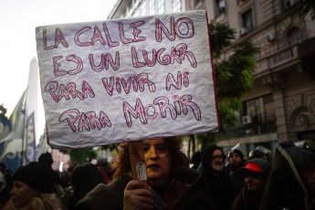 Buenos Aires, Argentina.- En las fotos, diversas organizaciones sociales, de derechos humanos y políticas, sindicatos y personas en situación de calle reclamaron la declaración de la emergencia para quienes se encuentran en esa situación el 8 de julio del 2024. El reclamo se da, después de la difusión de la noticia de que en las últimas dos semanas seis personas murieron a causa del frío en el ámbito de la Ciudad de Buenos Aires.