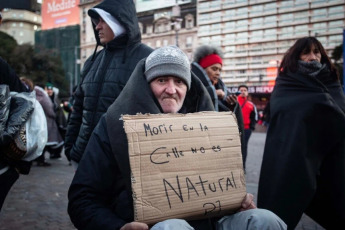 Buenos Aires, Argentina.- En las fotos, diversas organizaciones sociales, de derechos humanos y políticas, sindicatos y personas en situación de calle reclamaron la declaración de la emergencia para quienes se encuentran en esa situación el 8 de julio del 2024. El reclamo se da, después de la difusión de la noticia de que en las últimas dos semanas seis personas murieron a causa del frío en el ámbito de la Ciudad de Buenos Aires.