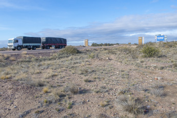 Río Negro, Argentina.- En las fotos, muestra el pueblo de Sierra Grande en Río Negro, Argentina el 12 de agosto del 2024. YPF confirmó su mega proyecto de gas natural licuado (GNL) con Petronas que se realizará en Sierra Grande, Río Negro. La empresa estatal saldrá a buscar primero clientes con los que se garantizará compradores del recurso, para luego intentar colocar deuda por al menos USD 20.000 millones en el mercado internacional que permitan financiar las obras.