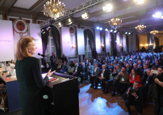 Buenos Aires, Argentina.- En las fotos, la canciller argentina, Diana Mondino, participó del Consejo de las Américas en el Alvear Palace Hotel en Buenos Aires, Argentina el 14 de agosto del 2024. Mondino, afirmó que invertir en el país suramericano es "la opción más fácil, barata e inteligente" para combatir la crisis climática, un tema controversial al interior de La Libertad Avanza.