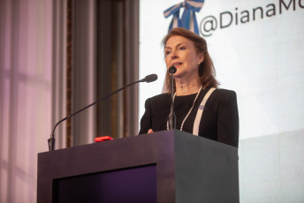 Buenos Aires, Argentina.- En las fotos, la canciller argentina, Diana Mondino, participó del Consejo de las Américas en el Alvear Palace Hotel en Buenos Aires, Argentina el 14 de agosto del 2024. Mondino, afirmó que invertir en el país suramericano es "la opción más fácil, barata e inteligente" para combatir la crisis climática, un tema controversial al interior de La Libertad Avanza.