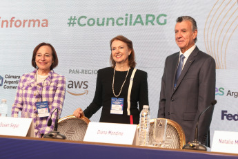 Buenos Aires, Argentina.- In the photos, Argentine Foreign Minister Diana Mondino (center) participated in the Council of the Americas at the Alvear Palace Hotel in Buenos Aires, Argentina on August 14, 2024. Mondino stated that investing in the South American country is "the easiest, cheapest and smartest option" to combat the climate crisis, a controversial issue within La Libertad Avanza.