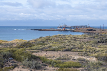 Río Negro, Argentina.- En las fotos, muestra el pueblo de Sierra Grande en Río Negro, Argentina el 12 de agosto del 2024. YPF confirmó su mega proyecto de gas natural licuado (GNL) con Petronas que se realizará en Sierra Grande, Río Negro. La empresa estatal saldrá a buscar primero clientes con los que se garantizará compradores del recurso, para luego intentar colocar deuda por al menos USD 20.000 millones en el mercado internacional que permitan financiar las obras.