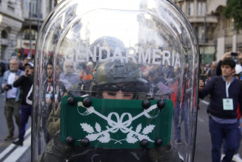 Buenos Aires, Argentina.- En la foto tomada el 4 de septiembre de 2024, incidentes se produjeron frente al Congreso argentino. Las organizaciones piqueteras se movilizan este miércoles 4 de septiembre en los alrededores del Congreso de la Nación. La protesta es en contra del veto presidencial a la Ley de Movilidad Jubilatoria, y la concentración apunta a realizar un acto que refleje el desacuerdo con la decisión del presidente Javier Milei y, eventualmente, realizar una movilización hacia Casa Rosada. Esto dependerá del volumen de la manifestación y de las condiciones que imponga el operativo policial.