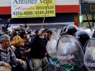 Buenos Aires, Argentina.- En la foto tomada el 4 de septiembre de 2024, incidentes se produjeron frente al Congreso argentino. Las organizaciones piqueteras se movilizan este miércoles 4 de septiembre en los alrededores del Congreso de la Nación. La protesta es en contra del veto presidencial a la Ley de Movilidad Jubilatoria, y la concentración apunta a realizar un acto que refleje el desacuerdo con la decisión del presidente Javier Milei y, eventualmente, realizar una movilización hacia Casa Rosada. Esto dependerá del volumen de la manifestación y de las condiciones que imponga el operativo policial.