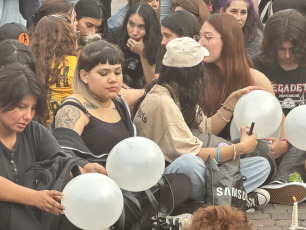 Buenos Aires, Argentina.- Argentine fans of British musician Liam Payne, star of the pop band One Direction, gathered on Thursday, October 17, 2024 in downtown Buenos Aires to pay tribute to the singer who died after falling from a balcony, in an event that has not yet been fully clarified. With white balloons, flowers and candles, hundreds of fans gathered in the afternoon on the streets of Buenos Aires to pay tribute to the musician by sadly singing songs such as History, Midnight memories, Live while we're young or Night changes. The followers of Payne, who died on Wednesday, placed candles and offerings in front of the emblematic Obelisk of Buenos Aires.