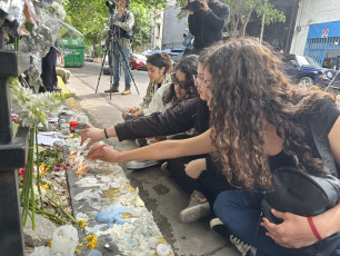 Buenos Aires, Argentina.- In the photos, dozens of curious people and fans of the band One Direction, to which Liam Payne belonged, remain in front of the hotel where the artist died on October 17, 2024. The British musician, former member of the band One Direction, died this Wednesday (16) after falling from a third floor in the "Casa Sur" hotel in the Palermo neighborhood, in the City of Buenos Aires. The singer, 31 years old, had been in the country for several days. He had traveled to attend the show of Niall Horan, another former member of the band